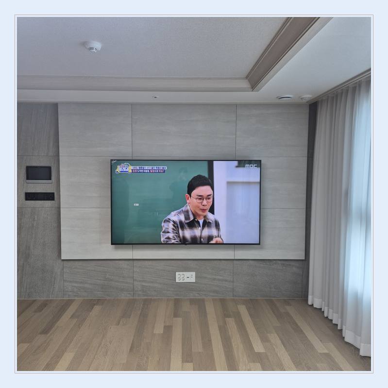 벽걸이TV 설치 사진 - 벽면에 걸린 TV와 창가 쪽 간격