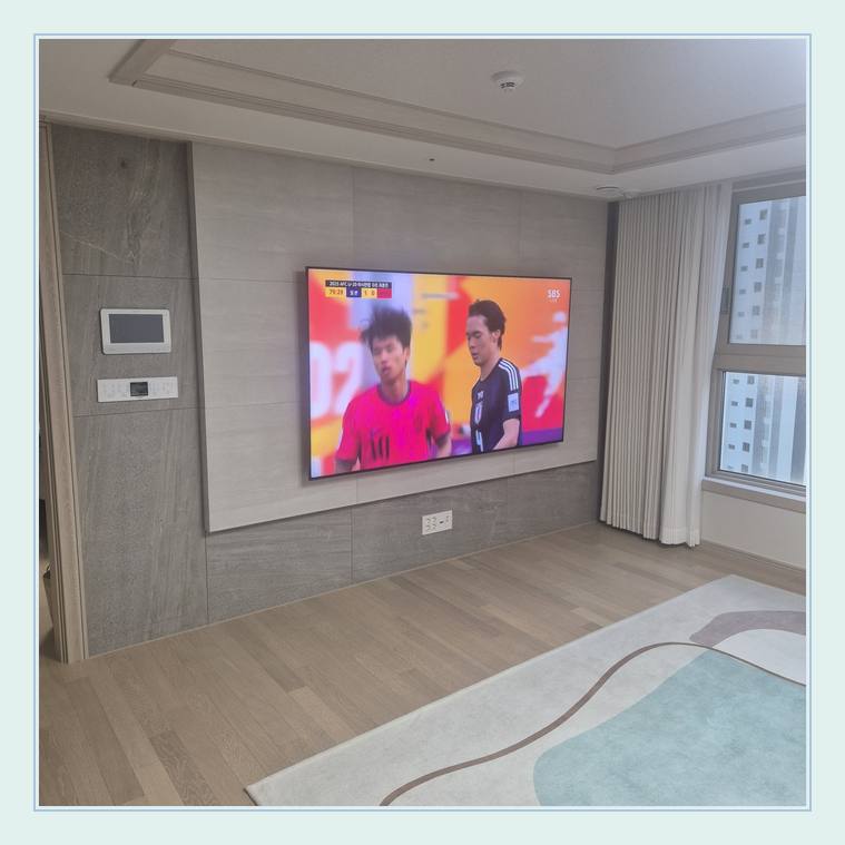 벽걸이TV 설치 사진 - 침실 쪽 TV 화면과 주변 가구 간격