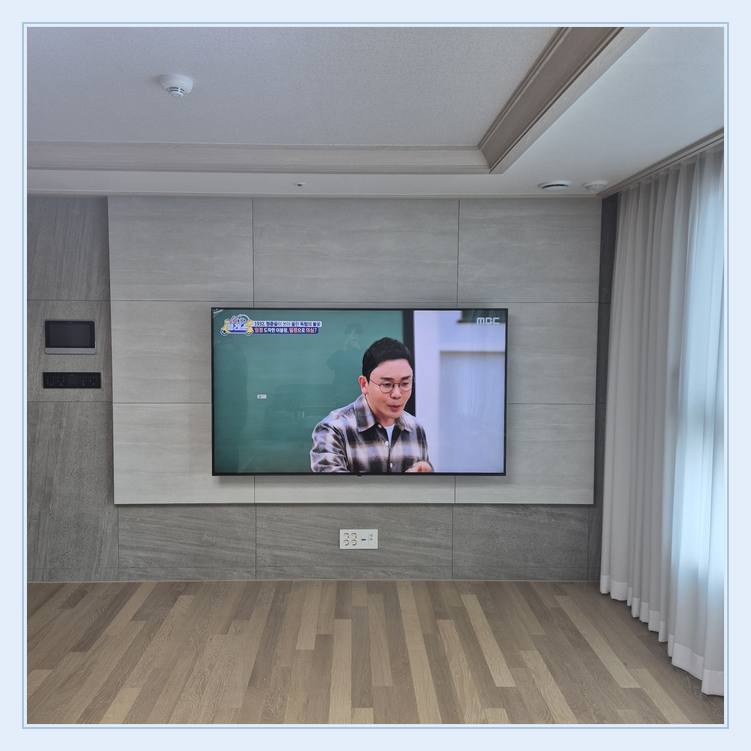 벽걸이TV 설치 사진 - 벽면에 걸린 TV와 창가 쪽 간격