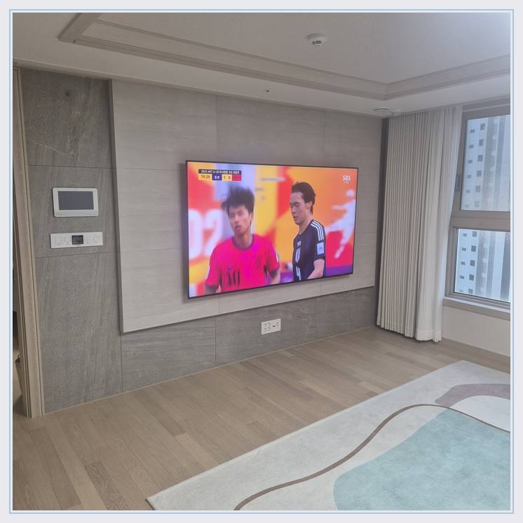 벽걸이TV 설치 사진 - 침실 쪽 TV 화면과 주변 가구 간격
