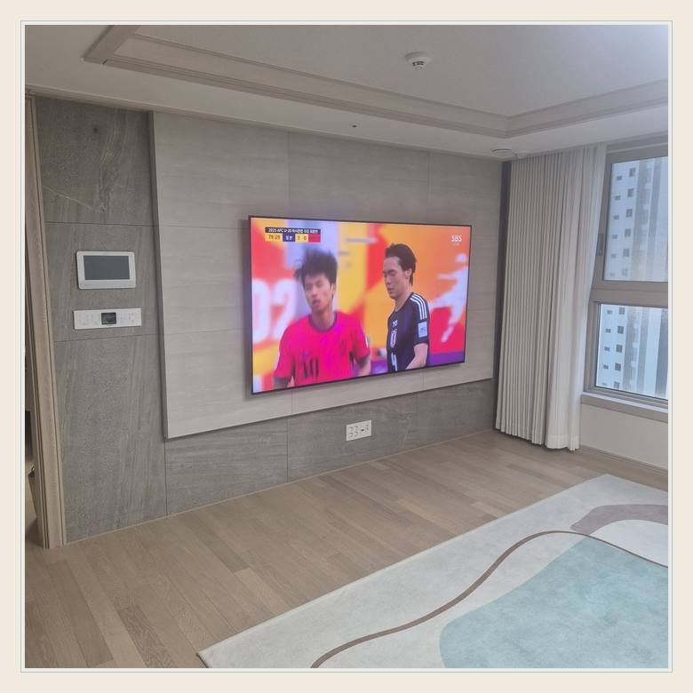 벽걸이TV 설치 사진 - 침실 쪽 TV 화면과 주변 가구 간격