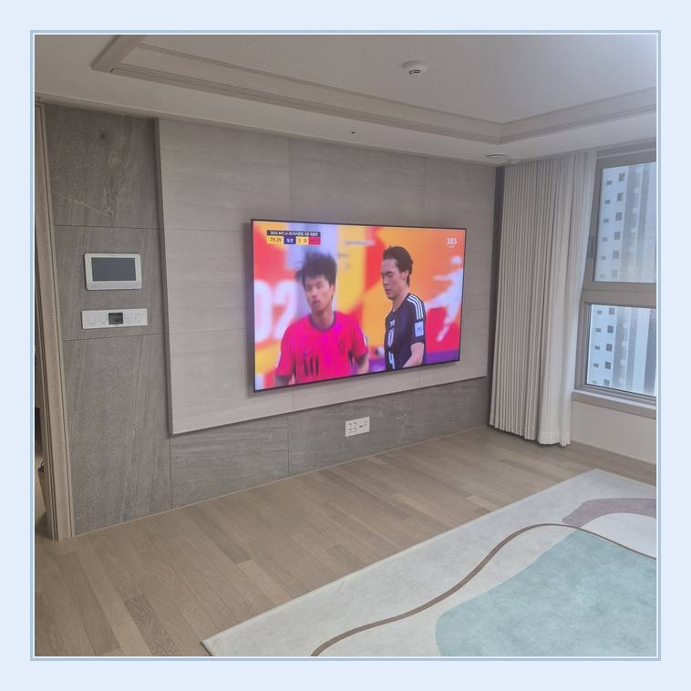벽걸이TV 설치 사진 - 침실 쪽 TV 화면과 주변 가구 간격
