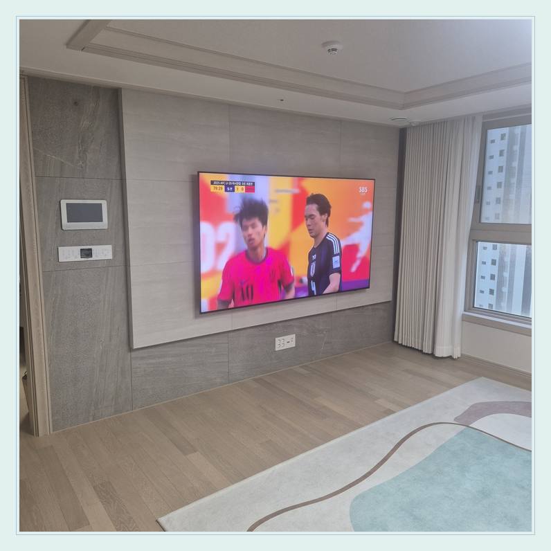 벽걸이TV 설치 사진 - 침실 쪽 TV 화면과 주변 가구 간격