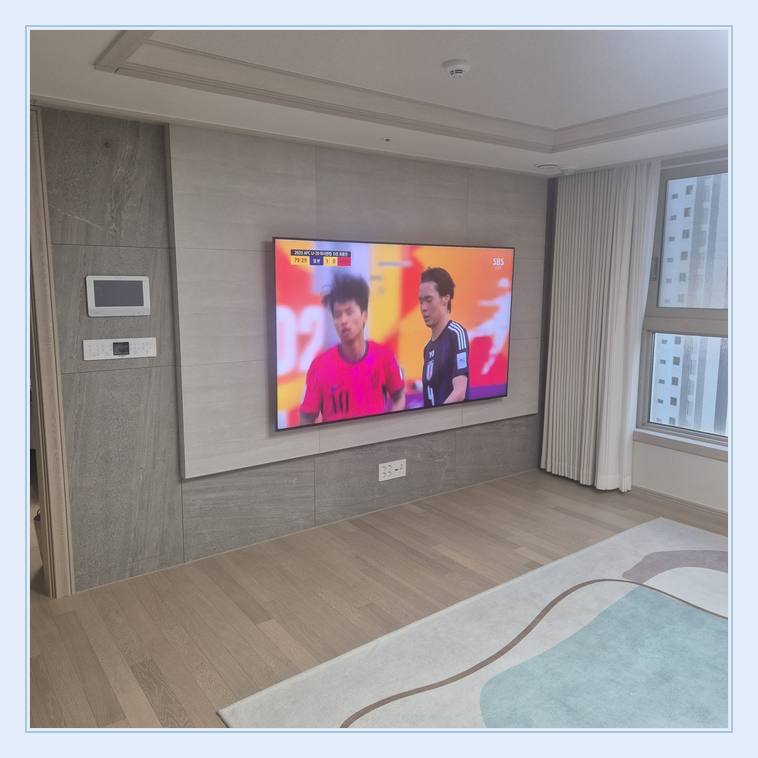 벽걸이TV 설치 사진 - 침실 쪽 TV 화면과 주변 가구 간격