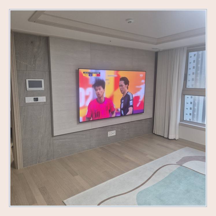 벽걸이TV 설치 사진 - 침실 쪽 TV 화면과 주변 가구 간격