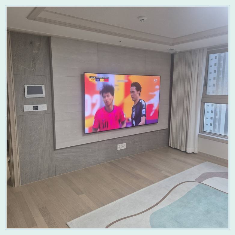 벽걸이TV 설치 사진 - 침실 쪽 TV 화면과 주변 가구 간격